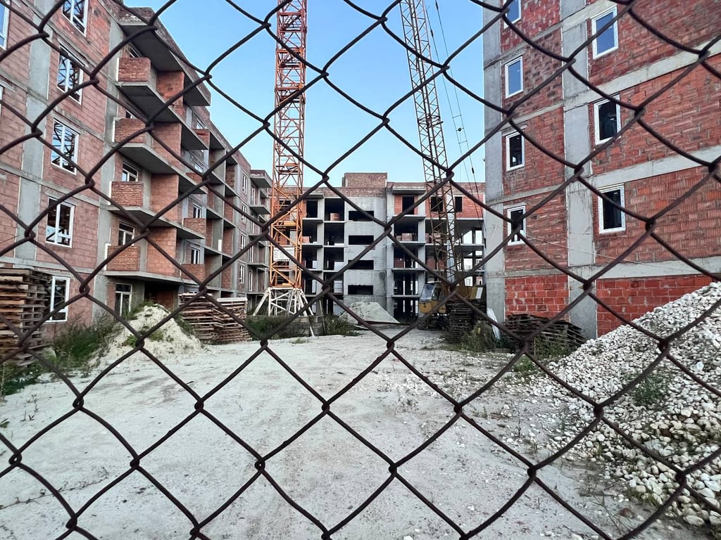 Остановлено строительство. Фото: Новости.LIVE, Марта Байдака