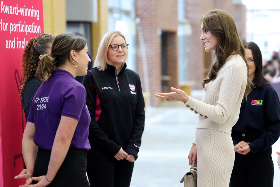 Принцесса Уэльская Кейт Миддлтон со студентами.