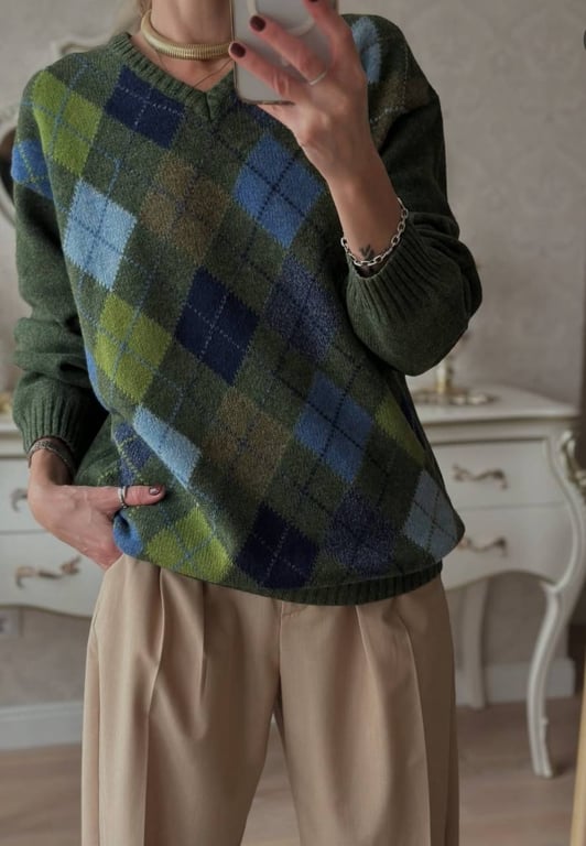 90s-style sweaters still have a modern look