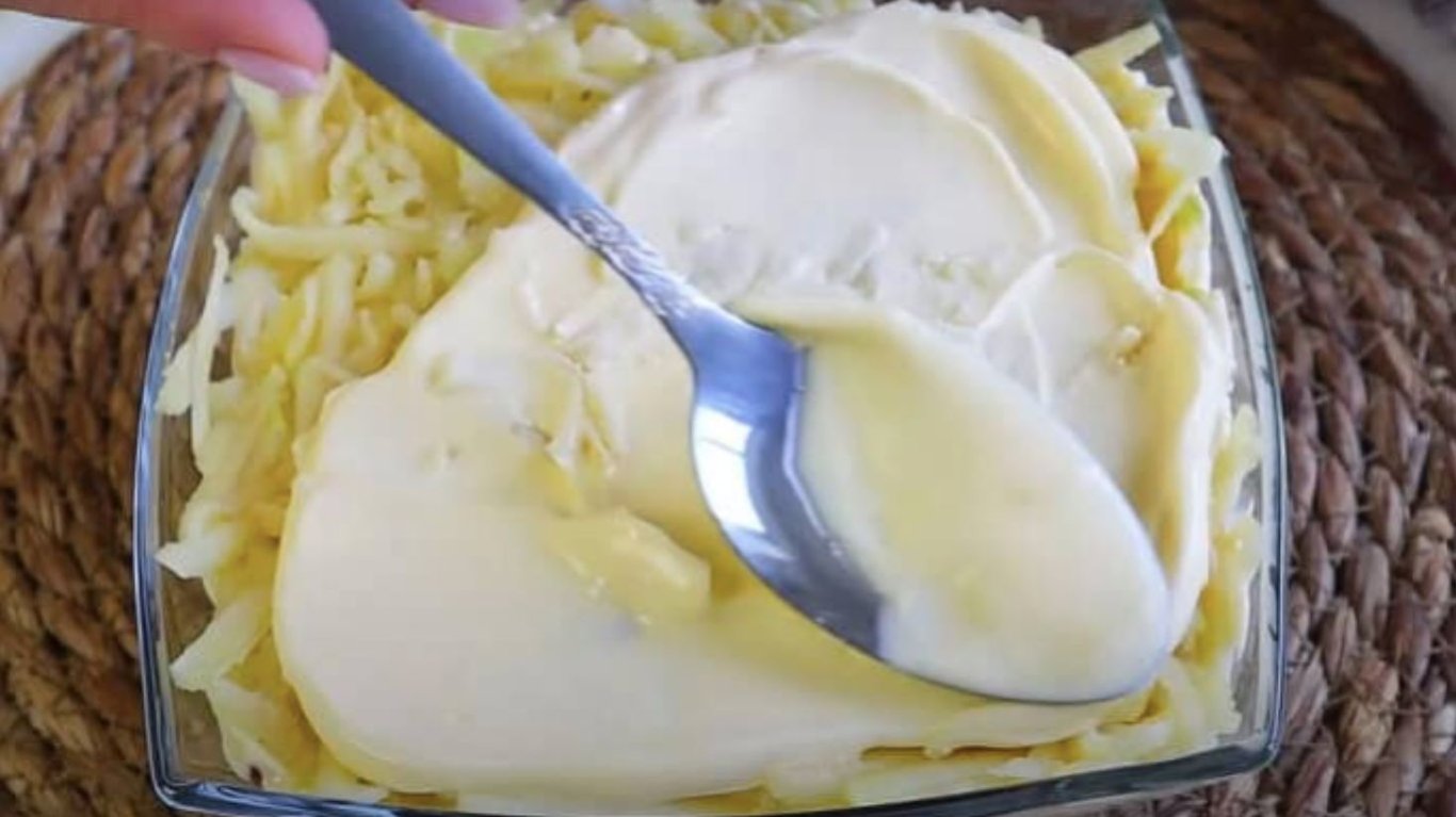 смачний салат з куркою та яблуками та цибулею