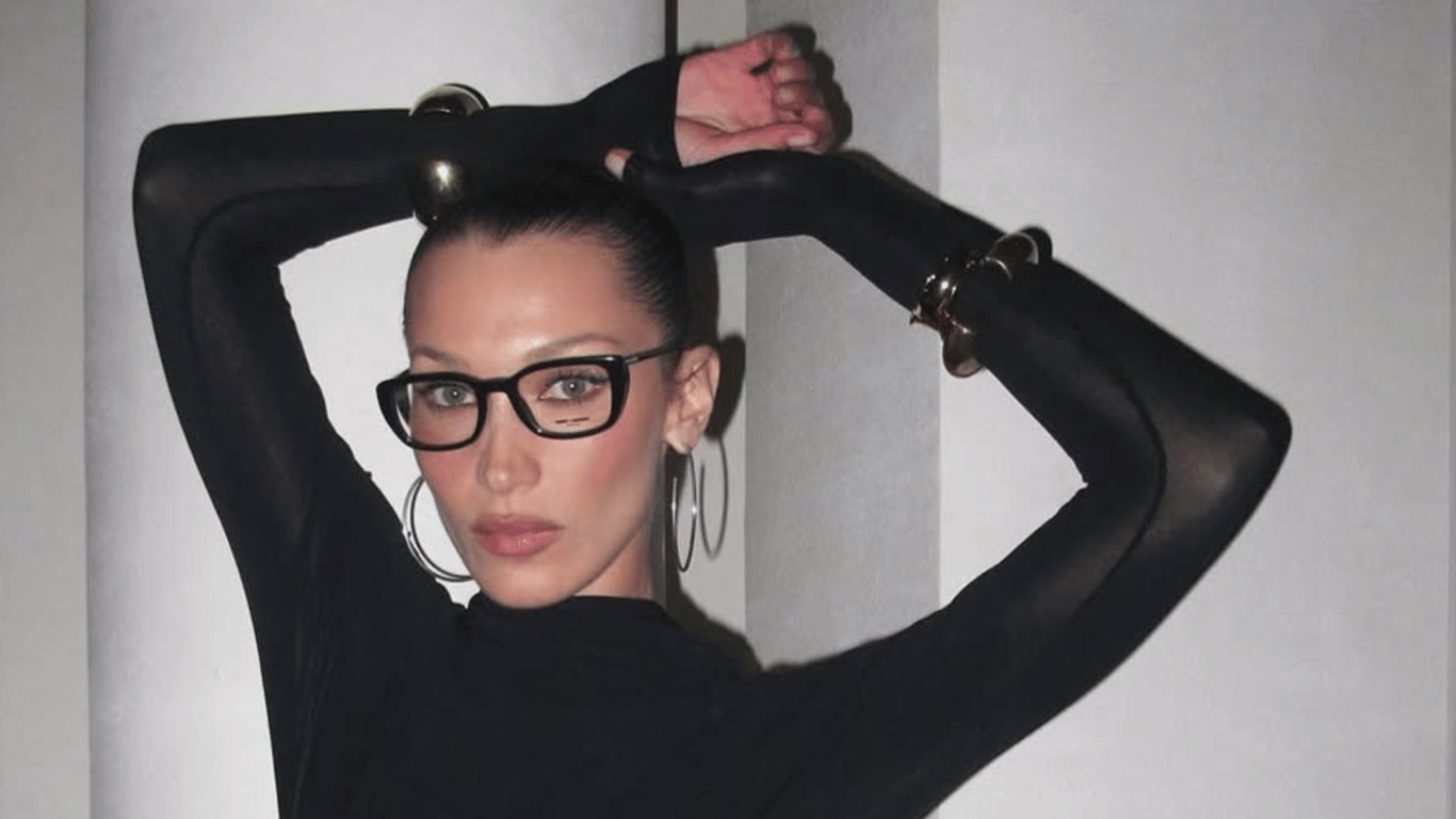 Bella Hadid appears in a nostalgic look at Paris Fashion Week, setting the new trend for SS 2025