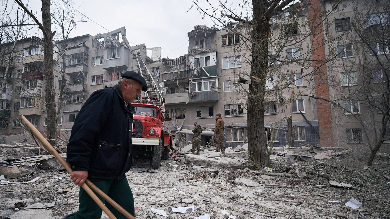 Обстрел жилого дома в Славянске: в ОВА рассказали о количестве жертв