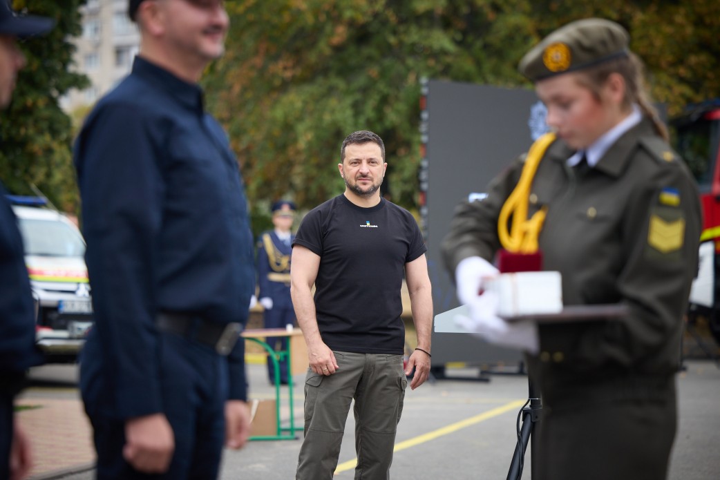 Владимир Зеленский награждает работников ГСЧС