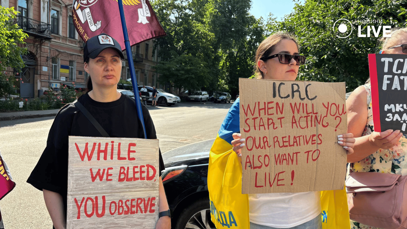 Із зав'язаними очима — черговий мітинг під МКЧХ в Одесі - фото 3