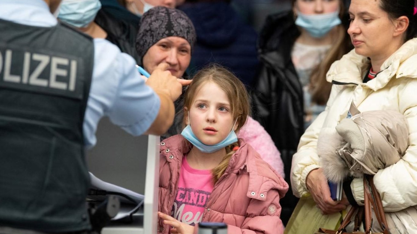 Біженці у Польщі можуть масово втратити соцвплати навесні