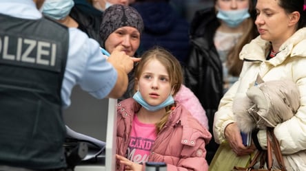 Біженці у Польщі можуть масово втратити соцвиплати навесні - 285x160