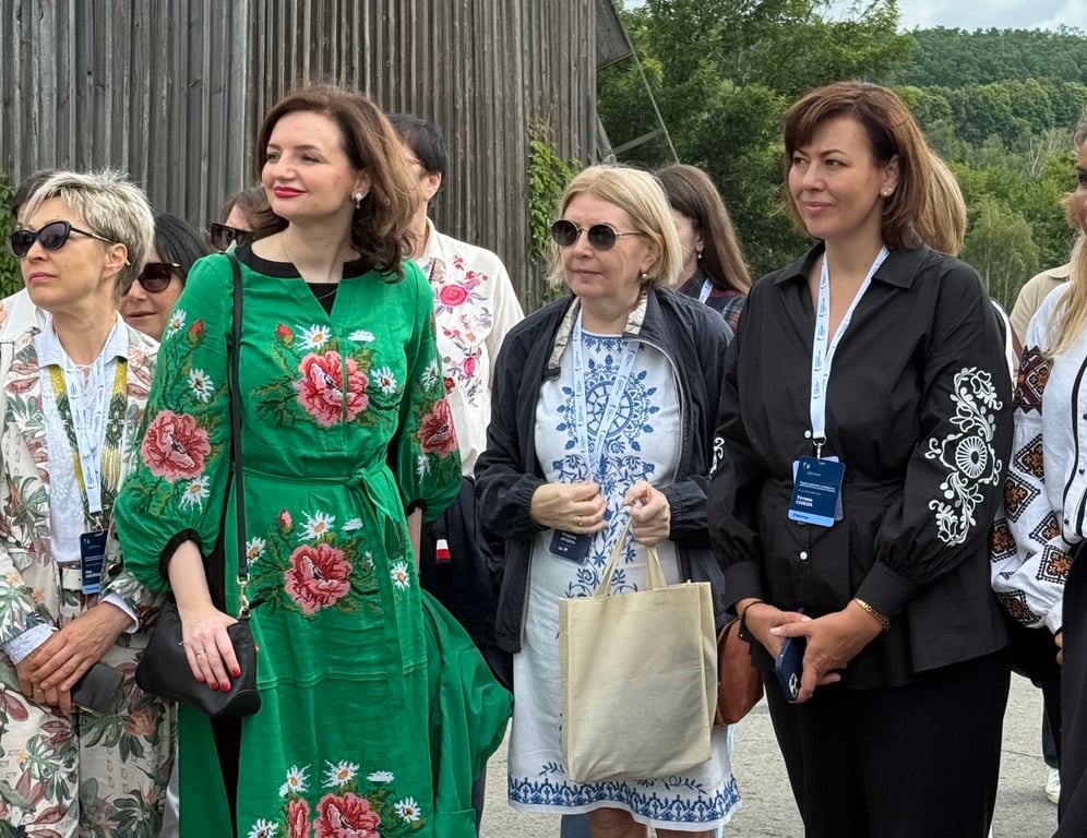 Дружини українських дипломатів