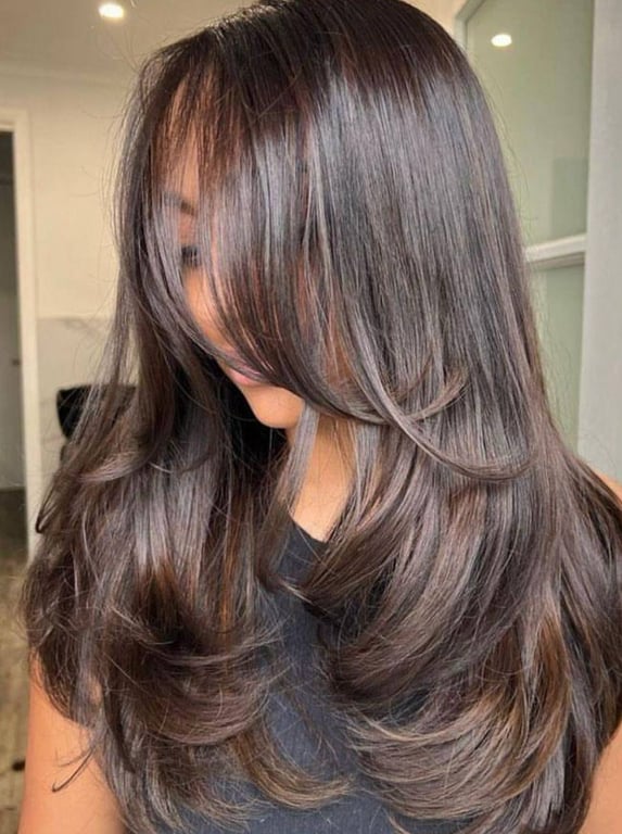 М’які шари на довгому волоссі додають руху і легкості образу