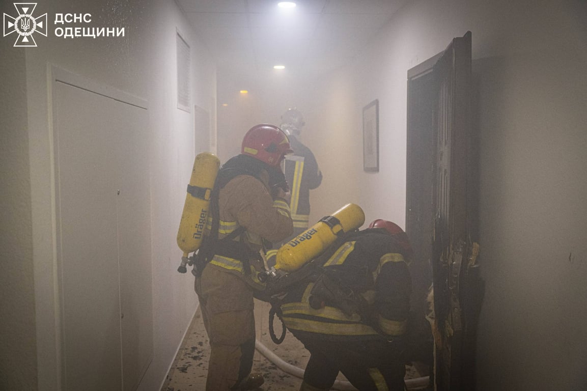 Рятувальники у задимленому приміщенні