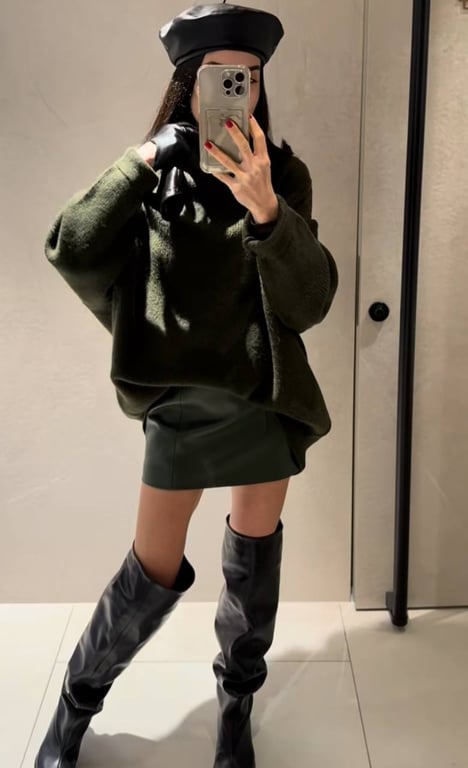 Об'ємний светр можна по-різному стилізувати