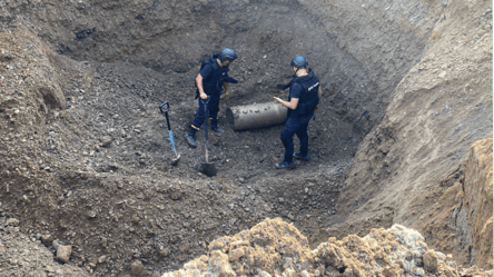 Сапери вилучили бойові частини ракет, які днями впали на Львівщині - 285x160