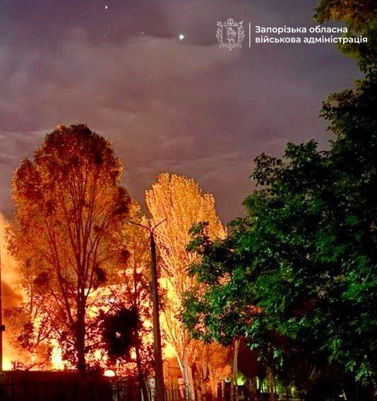 Пожежа на підприємстві після обстрілу 