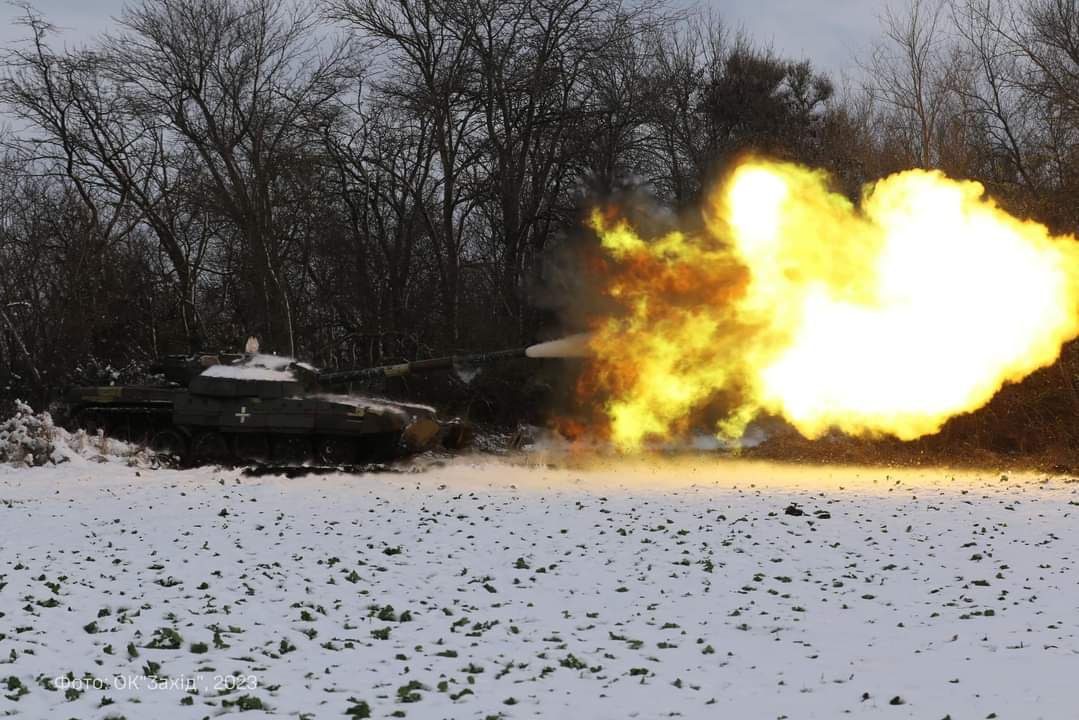 Українські військові завдають удару ворогу з танка