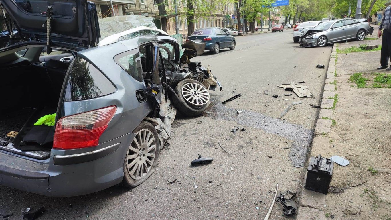 Полицейские в Одессе расследуют ДТП с тремя пострадавшими
