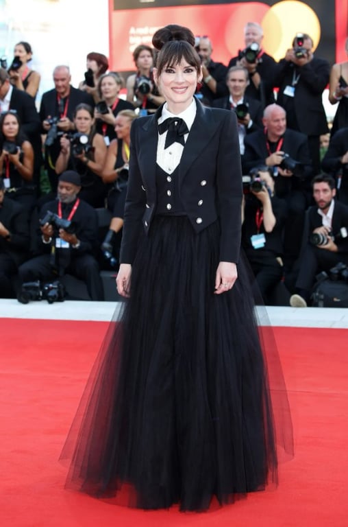 Венецианский кинофестиваль 2024 - лучшие наряды знаменитостей - фото 2