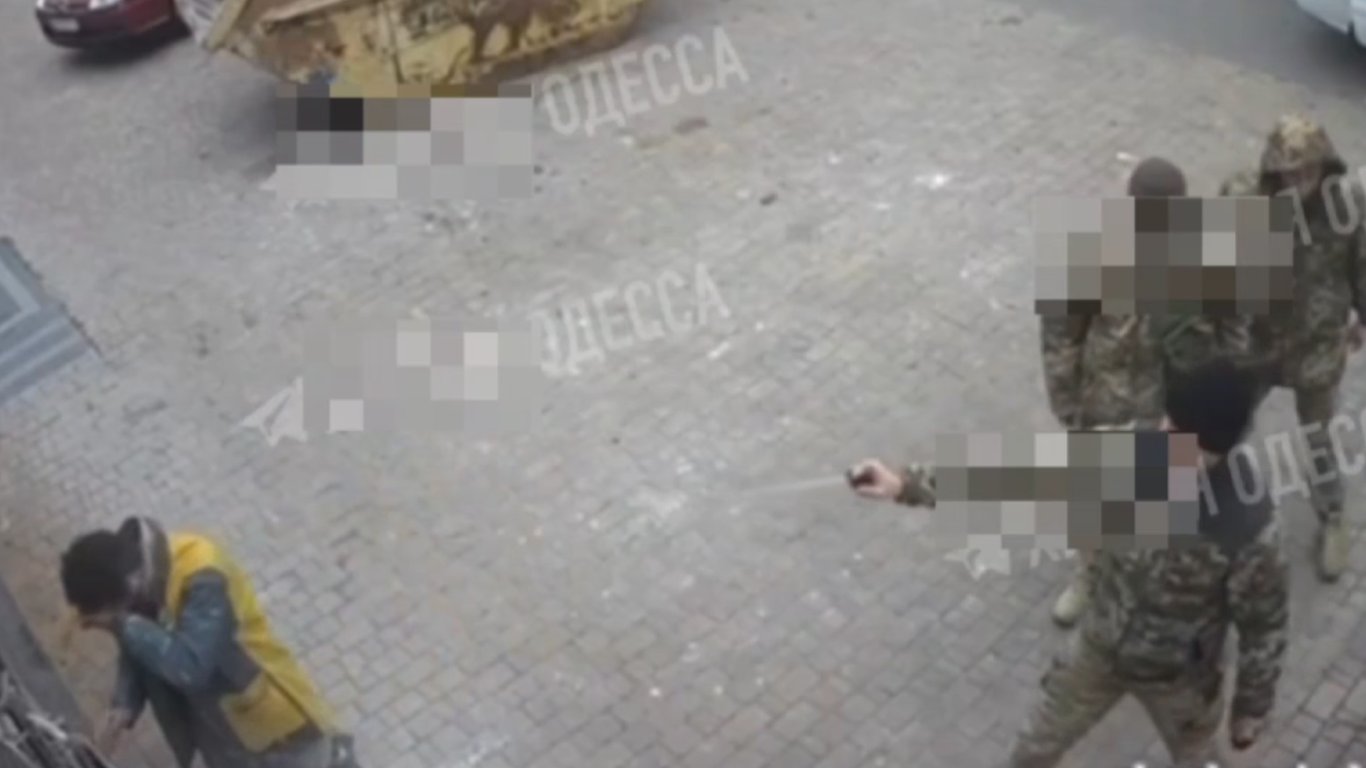 Залили газом та завантажили в авто — в мережі з'явилося відео сутички за участю військових в Одесі