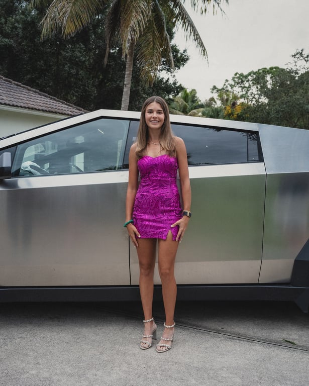 Кай Трамп біля свого авто Tesla Cybertruck