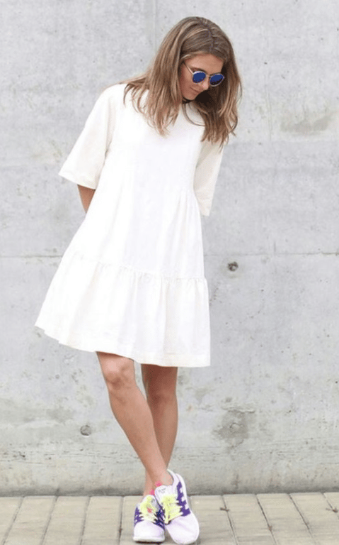 Женщина в платье с лаконичными силуэтами