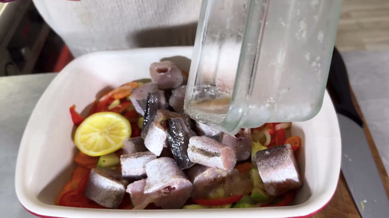 хек з овочами в духовці