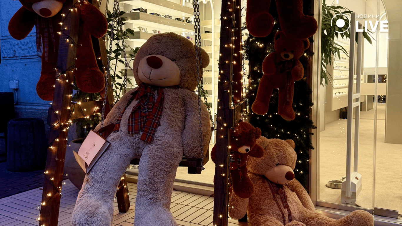 М'які іграшки на вітрині