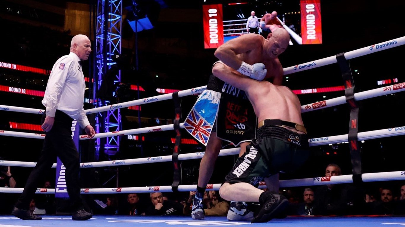 Фьюри победил Махмудова единогласным решением судей