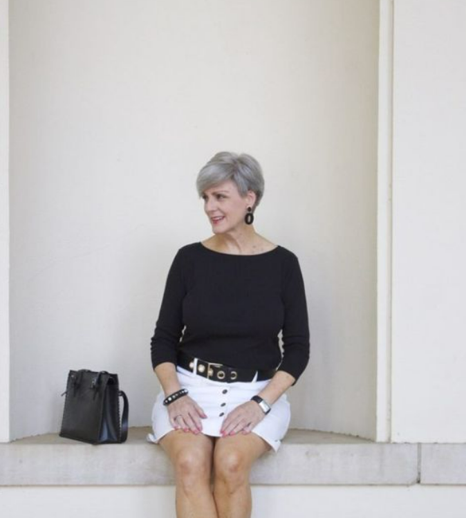 Зрелая женщина в мини-юбке