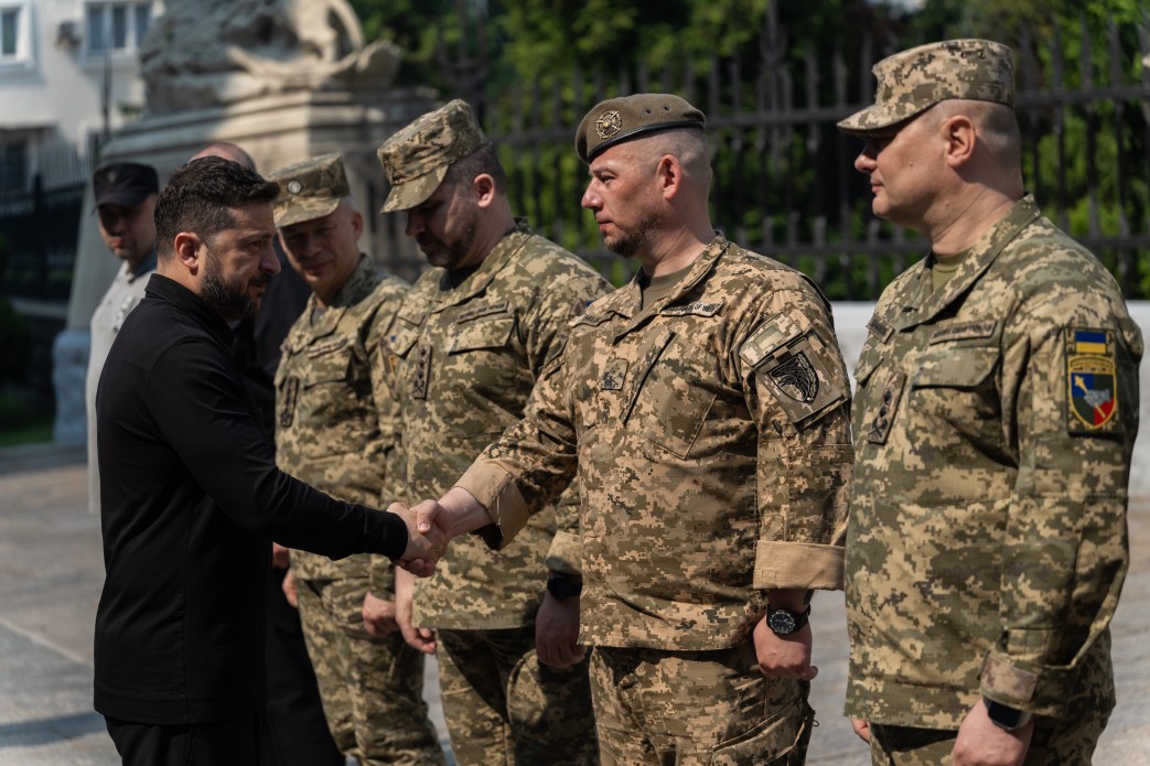 Тысячи боевых вылетов: Зеленский поблагодарил пилотов армейской авиации - фото 1