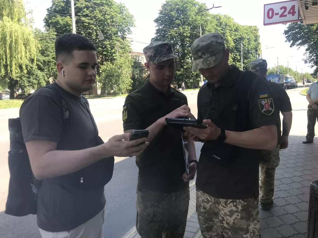 Чи варто підписувати акт про відмову від отримання повістки