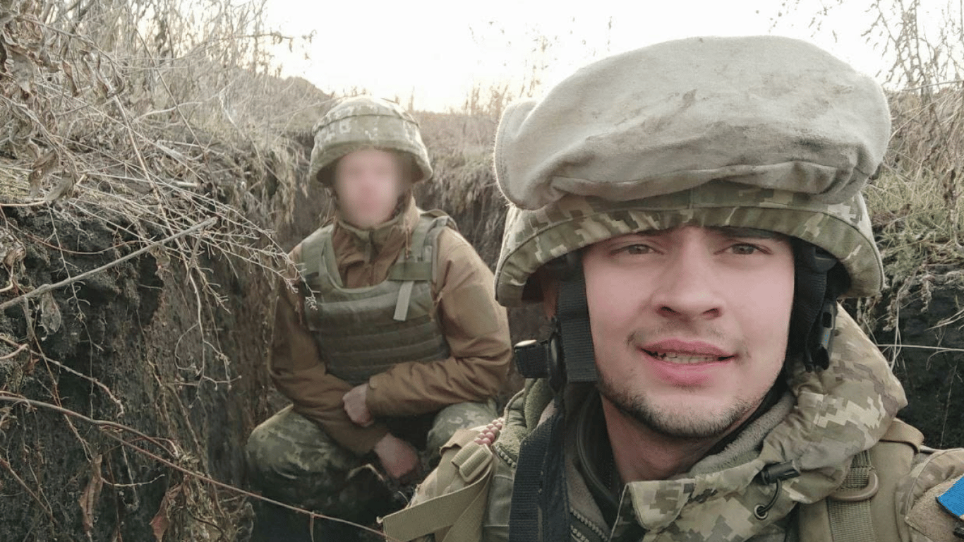 Морський піхотинець Хуан Альберто Лейва Гарсія в окопі