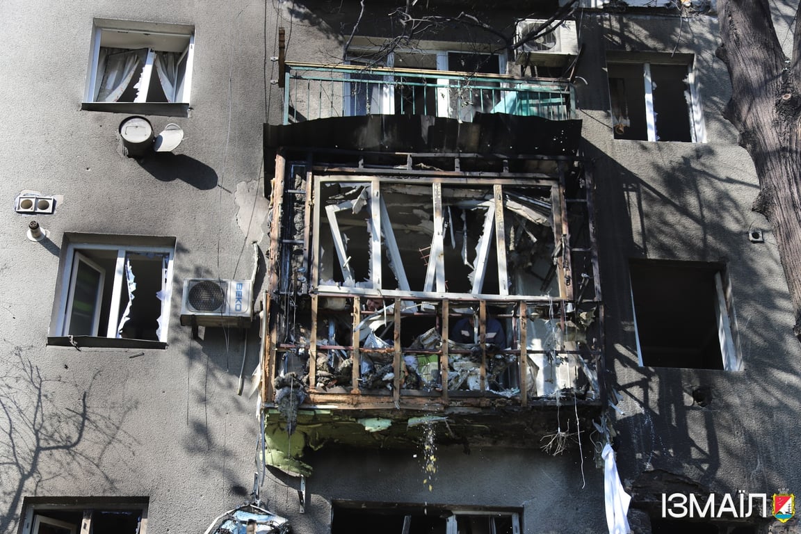 Розбитий балкон унаслідок атаки