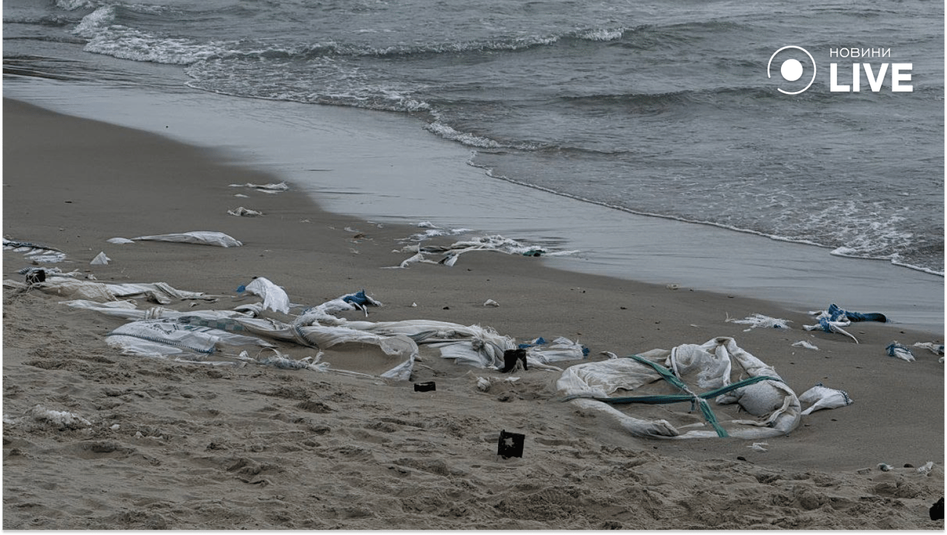 Пляж пішов під воду в Одесі