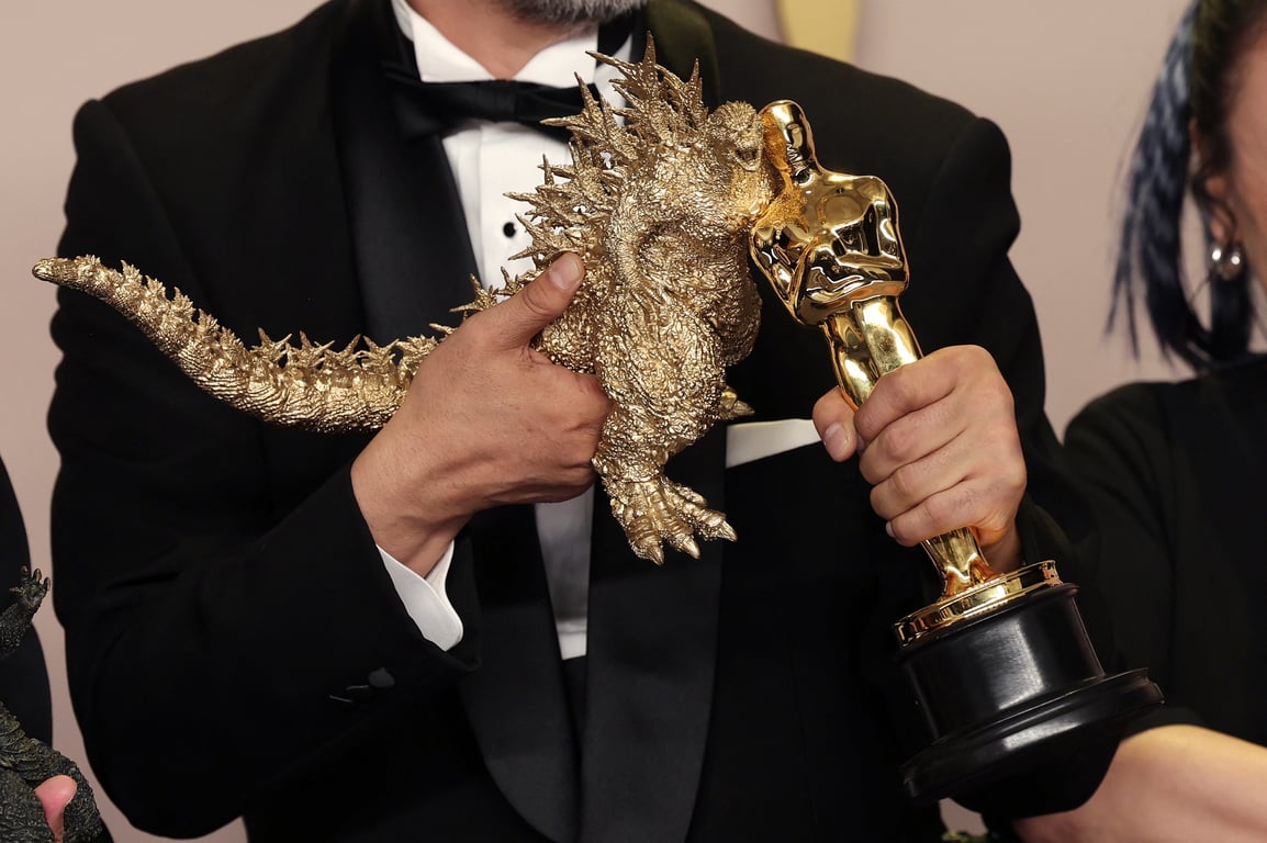 "Годзілла" вперше отримав номінацію на "Оскар". "Годзілла мінус один" отримав перемогу за найкращі візуальні ефекти, режесер ефектно святкує перемогу. Фото: Reuters