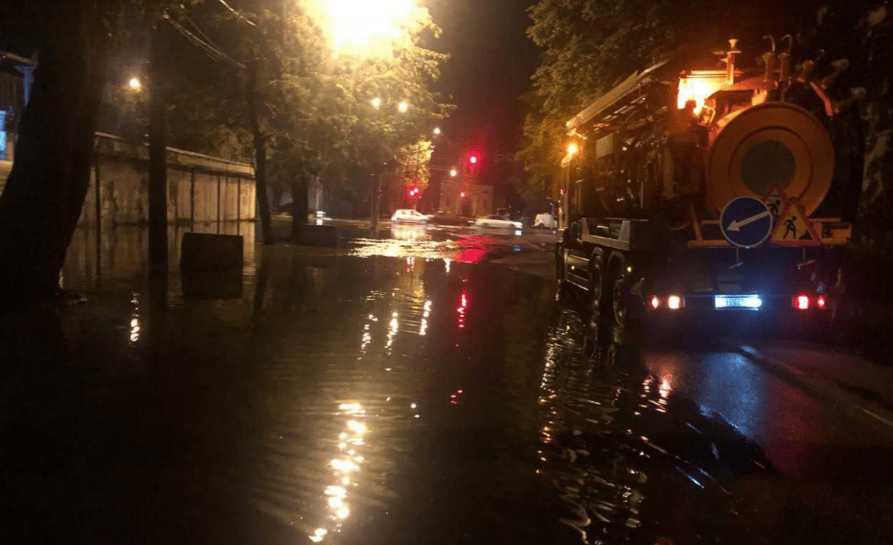 Последствия непогоды в Одессе — общественный транспорт остановлен - фото 3