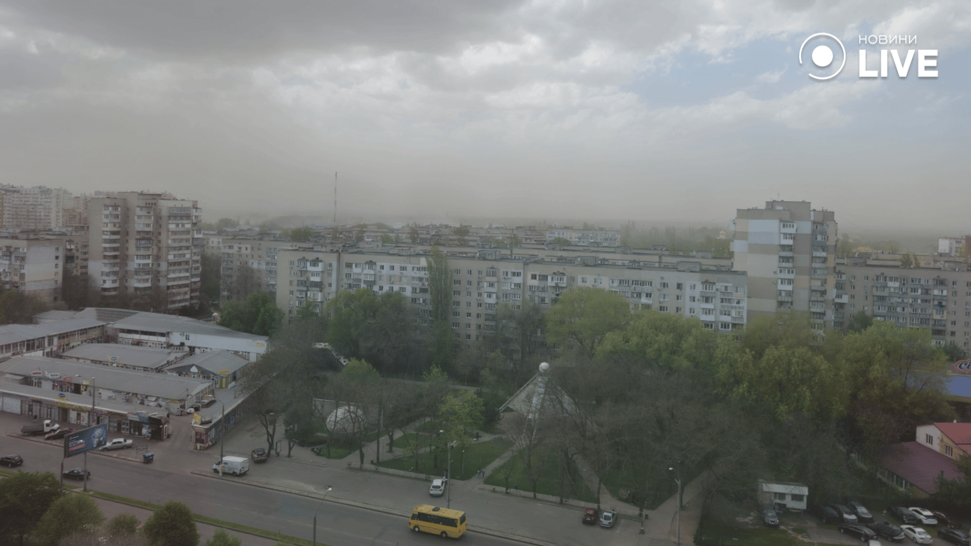 Сильний вітер в Одесі піднімає пісок і пил у повітря