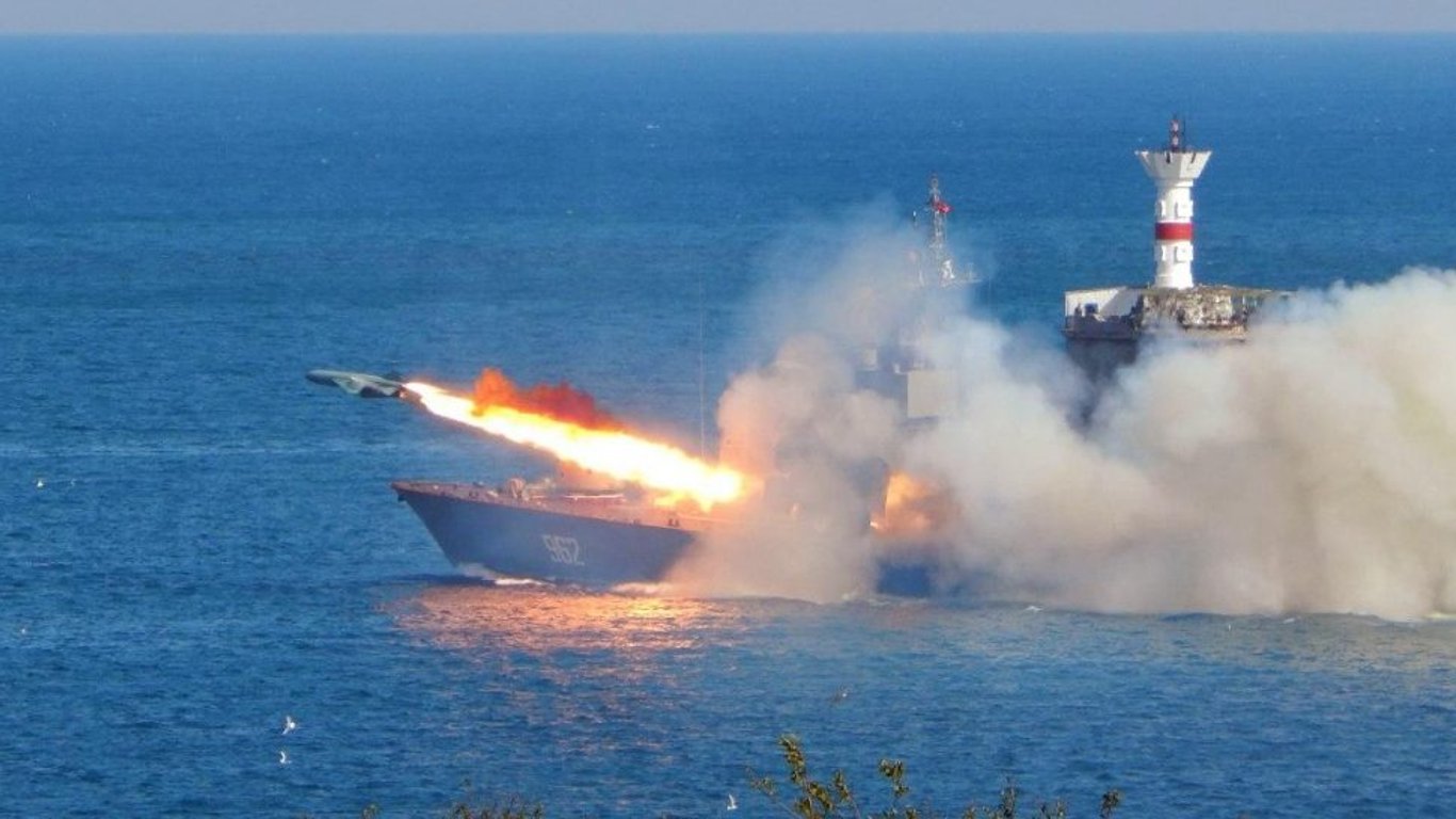 РФ вивела ракетоносії з "Калібрами" у Чорне море під час шторму