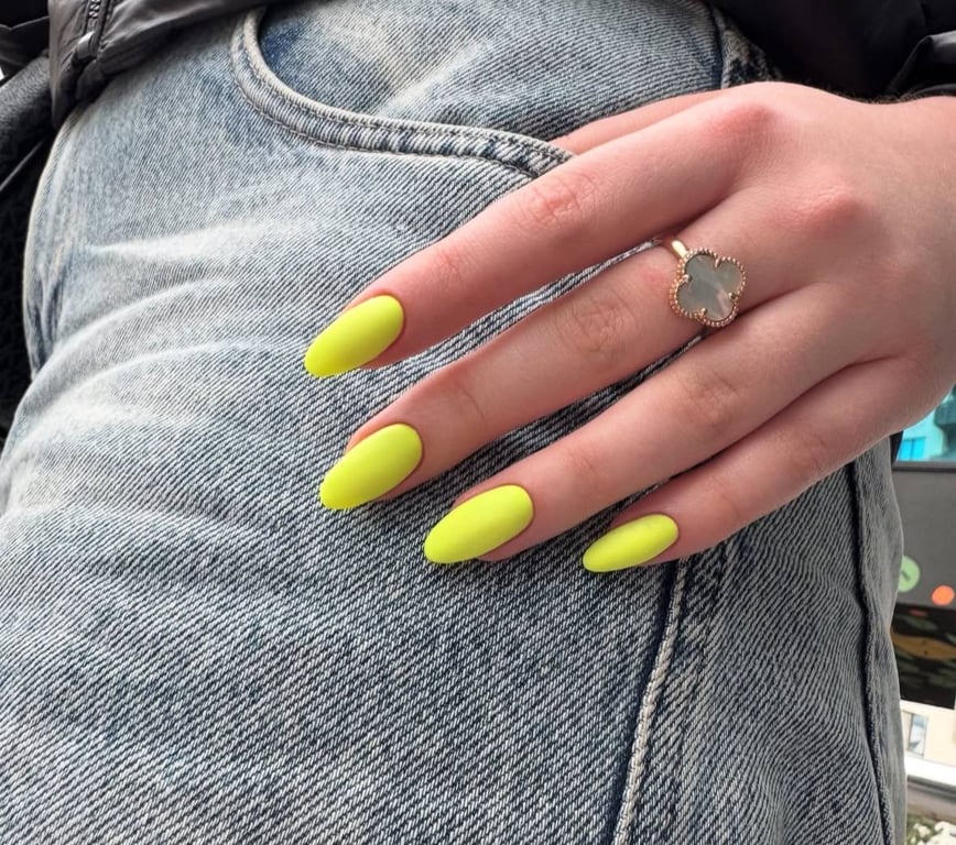Неонові відтінки в манікюрі в тренді
