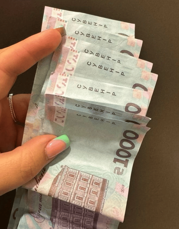 Доказательства ненастоящих купюр, которые предоставили Alyona Alyona на концерте