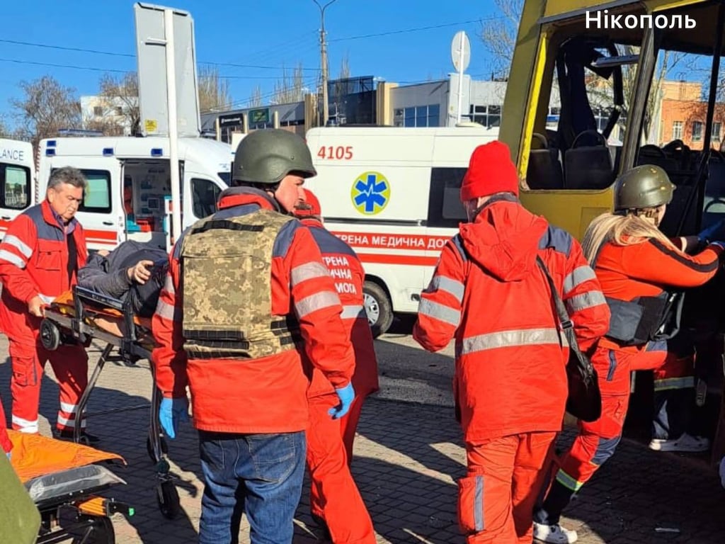 Удар Росії по автобусу в Нікополі 7 квітня