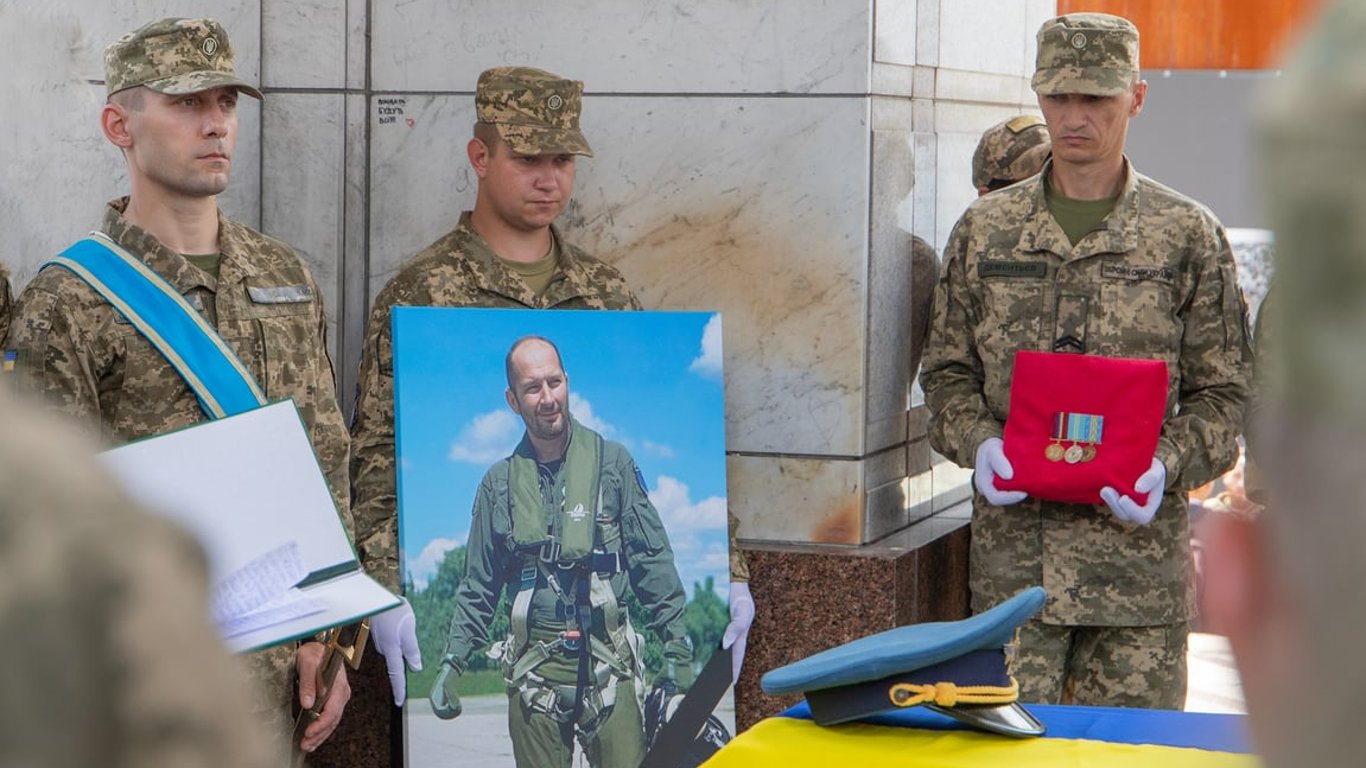 Один из "Призраков Киева" - в Киеве попрощались с летчиком