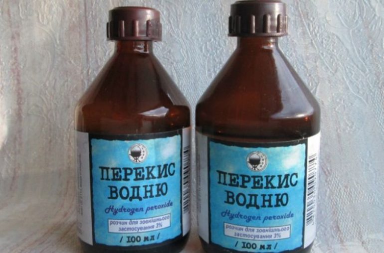 Две бутылки с перекисью водорода