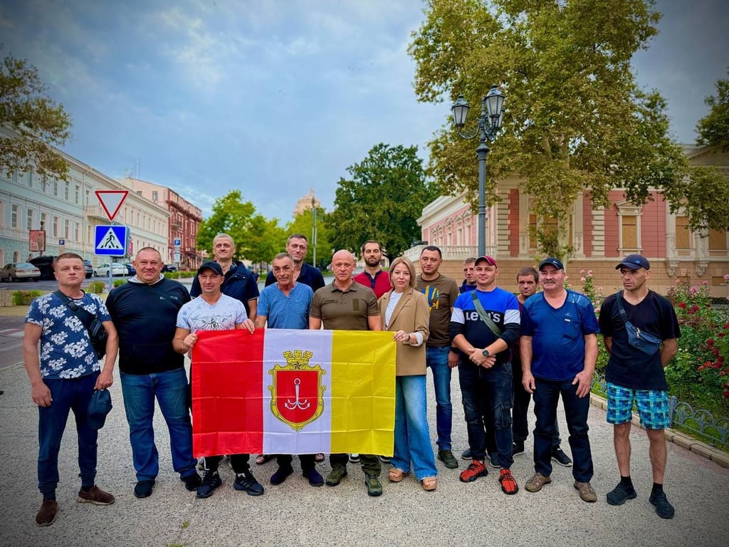 За власним бажанням — одеські комунальники вирушили на фронт для будівництва фортифікацій - фото 2