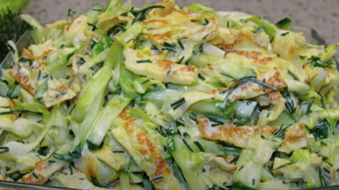 смачний салат з молодо капустою 