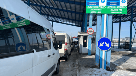 Затори скували пункти пропуску — черги на кордоні України - 285x160