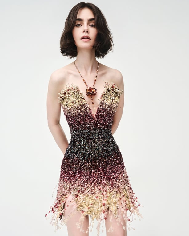 Звезда "Эмили в Париже" ошеломила фотосессией в дорогих украшениях и платья из кристаллов - фото 3