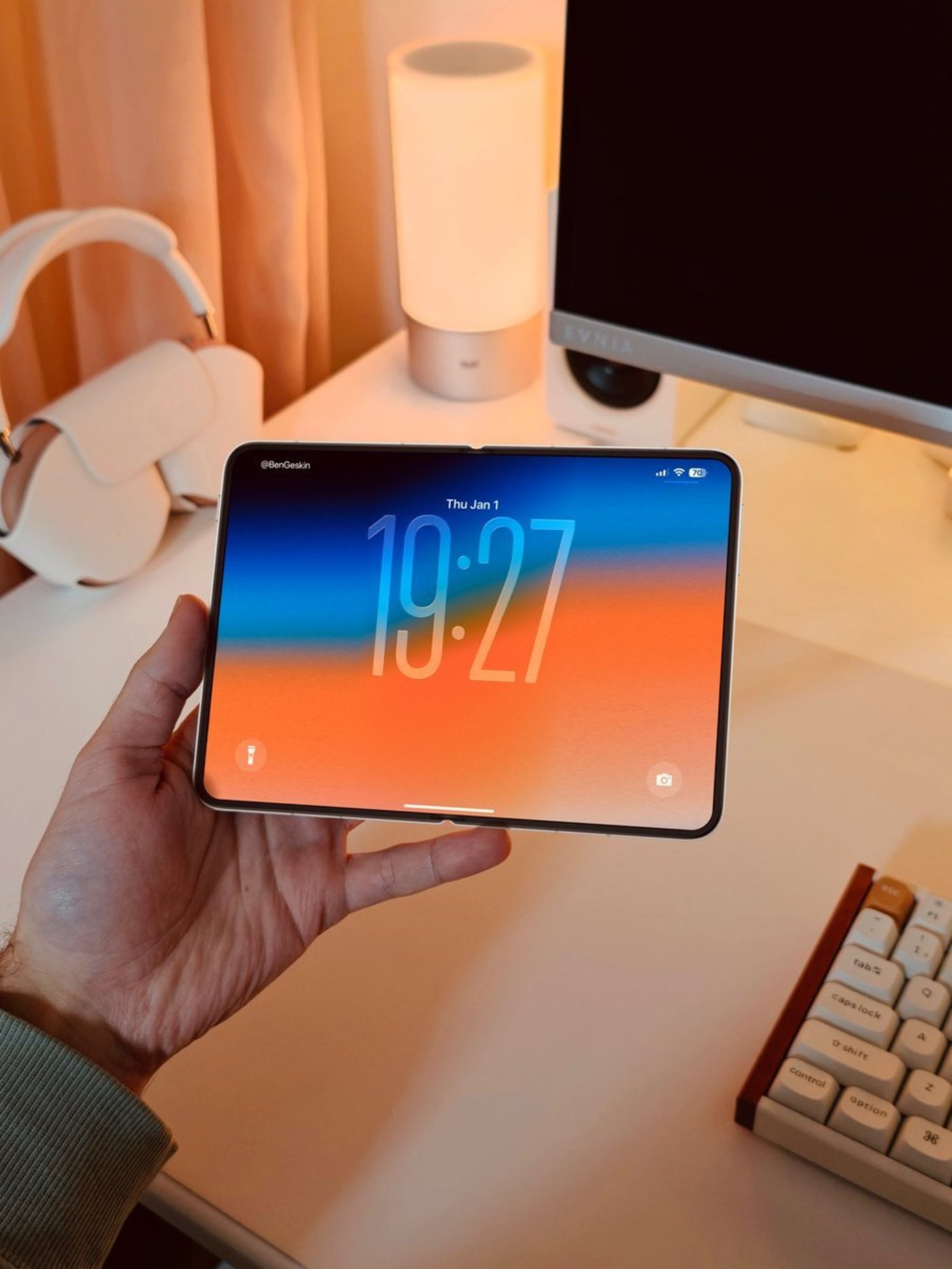 Складаний iPhone Fold в руках