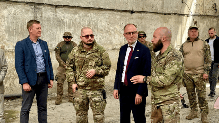 Министр обороны Латвии посетил Третий армейский корпус — фото - 285x160