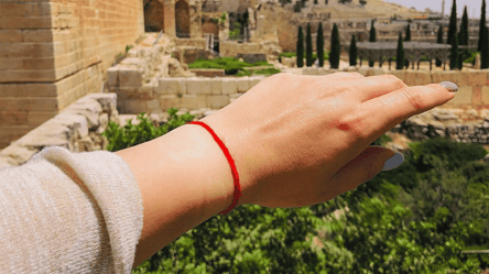 Убережет от беды — как правильно носить красную нить на руке - 285x160