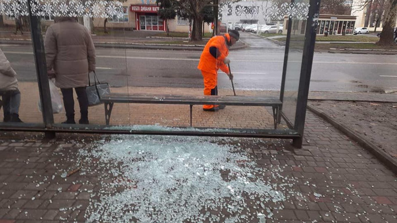 В Одесі вандали пошкодили зупинки громадського транспорту