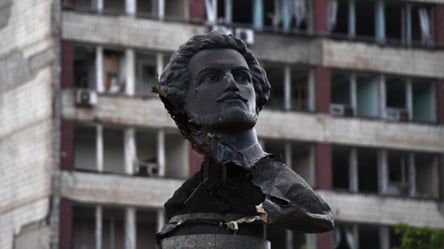 Оккупанты в Мариуполе снесли памятник художнику Куинджи, которого мир признал украинцем - 285x160
