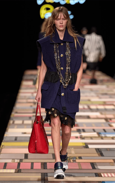 Червоною сумкою можна доповнити різний образ